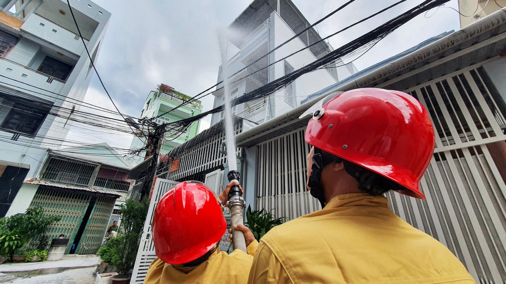 Thành viên Tổ liên gian sử dung vòi chữa cháy dập lửa