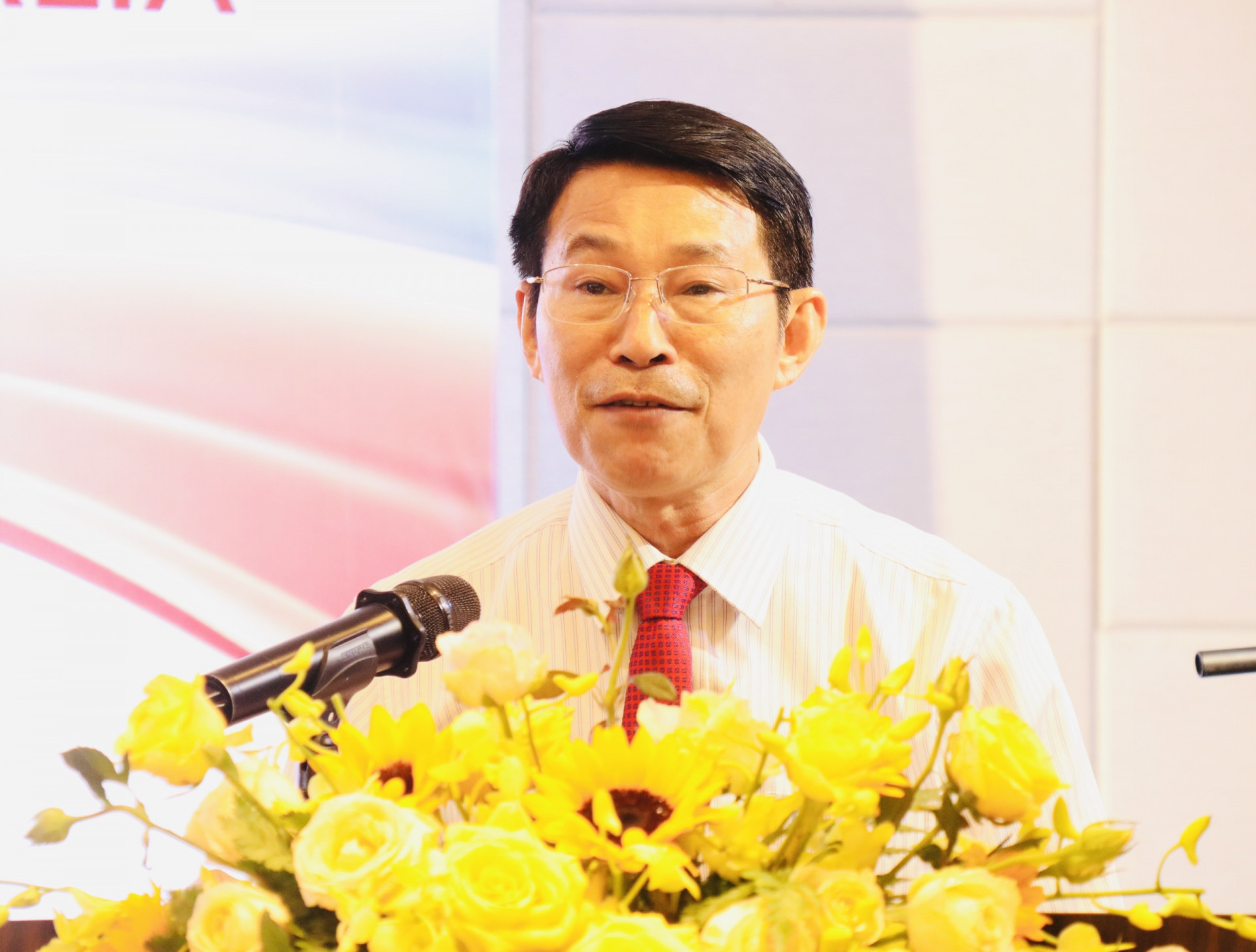 Ông Đinh Văn Thiệu - Phó Chủ tịch UBND tỉnh Khánh Hòa phát biểu tại chương trình Gala Dinner 