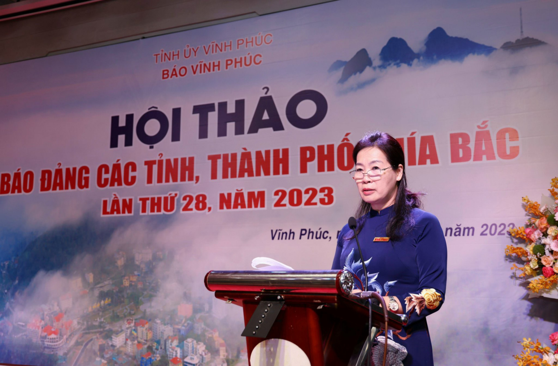 Bà Hoàng Thị Nhung - Tổng Biên tập Báo Vĩnh Phúc phát biểu đề dẫn hội thảo.