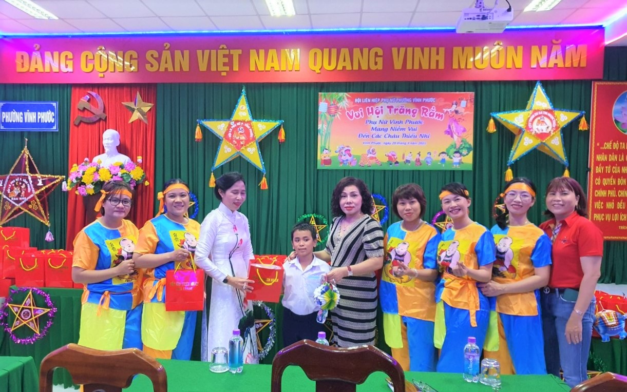 Hội LHPN Phường Vĩnh Phước trao quà cho các em học sinh có hoàn cảnh khó khăn.<p><br></p>