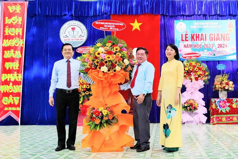Ông Trần Mạnh Dũng tặng hoa chúc mừng Trường THCS Nguyễn Thị Minh Khai (TP. Cam Ranh)