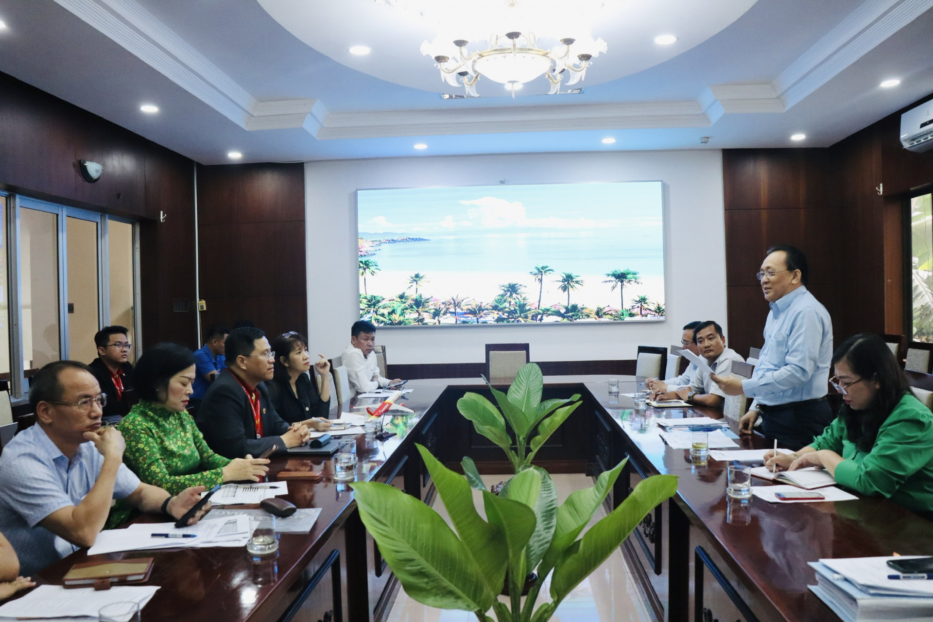 Phó Chủ tịch thường trực UBND tỉnh Lê Hữu Hoàng phát biểu kết luận buổi làm việc