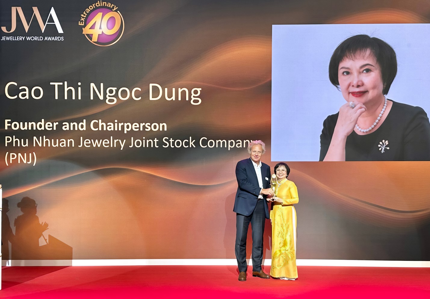 Bà Cao Thị Ngọc Dung, Chủ tịch hội đồng quản trị PNJ, được vinh danh là một trong 40 biểu tượng xuất sắc nhất (Extraordinary 40) ngành kim hoàn thế giới (Ảnh: Hoài Anh).