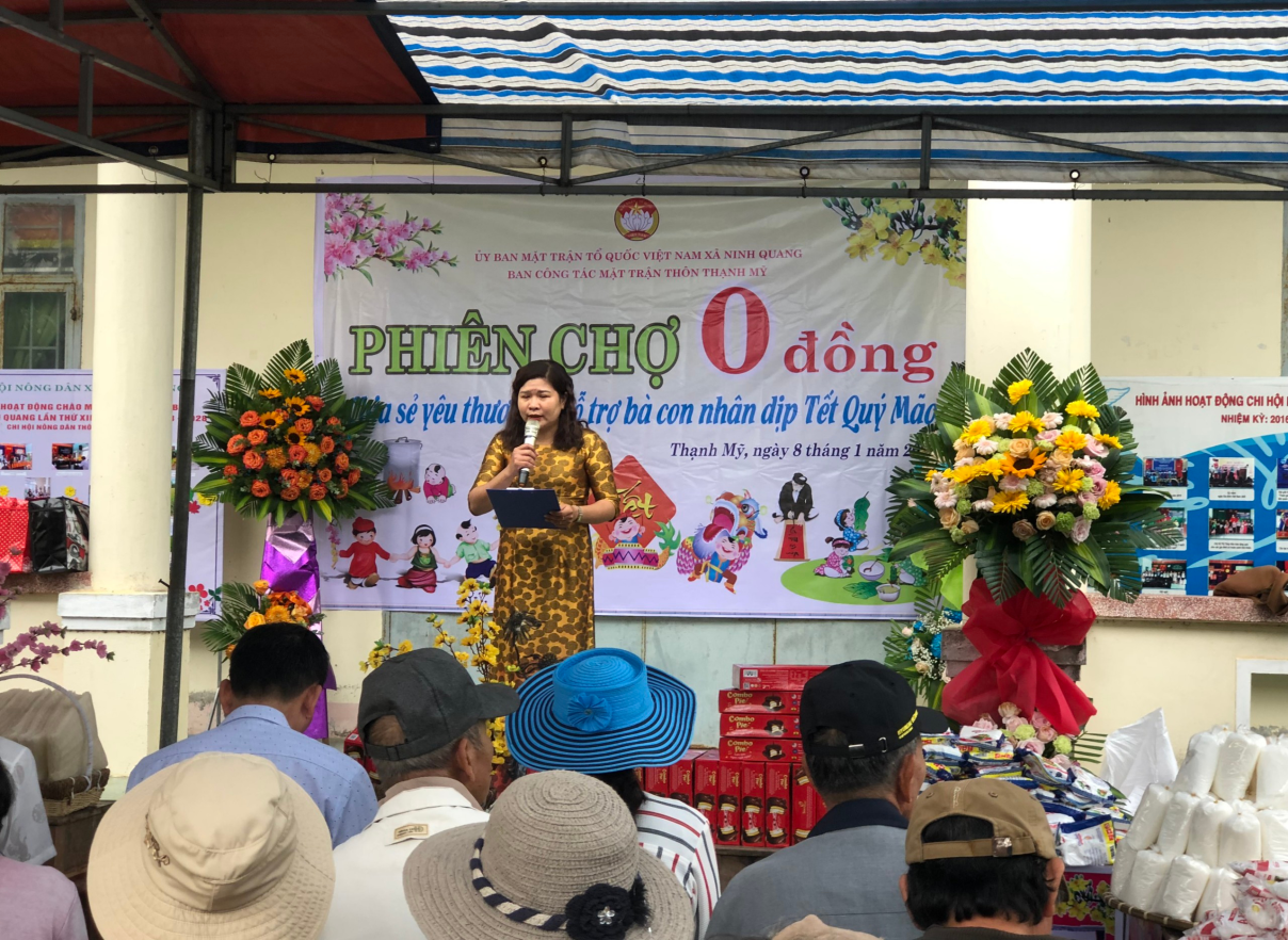 Chị Oanh tổ chức “Phiên chợ 0 đồng” hỗ trợ người dân
trong thôn Thạnh Mỹ, xã Ninh Quang nhân dịp Tết Quý Mão 2023.
