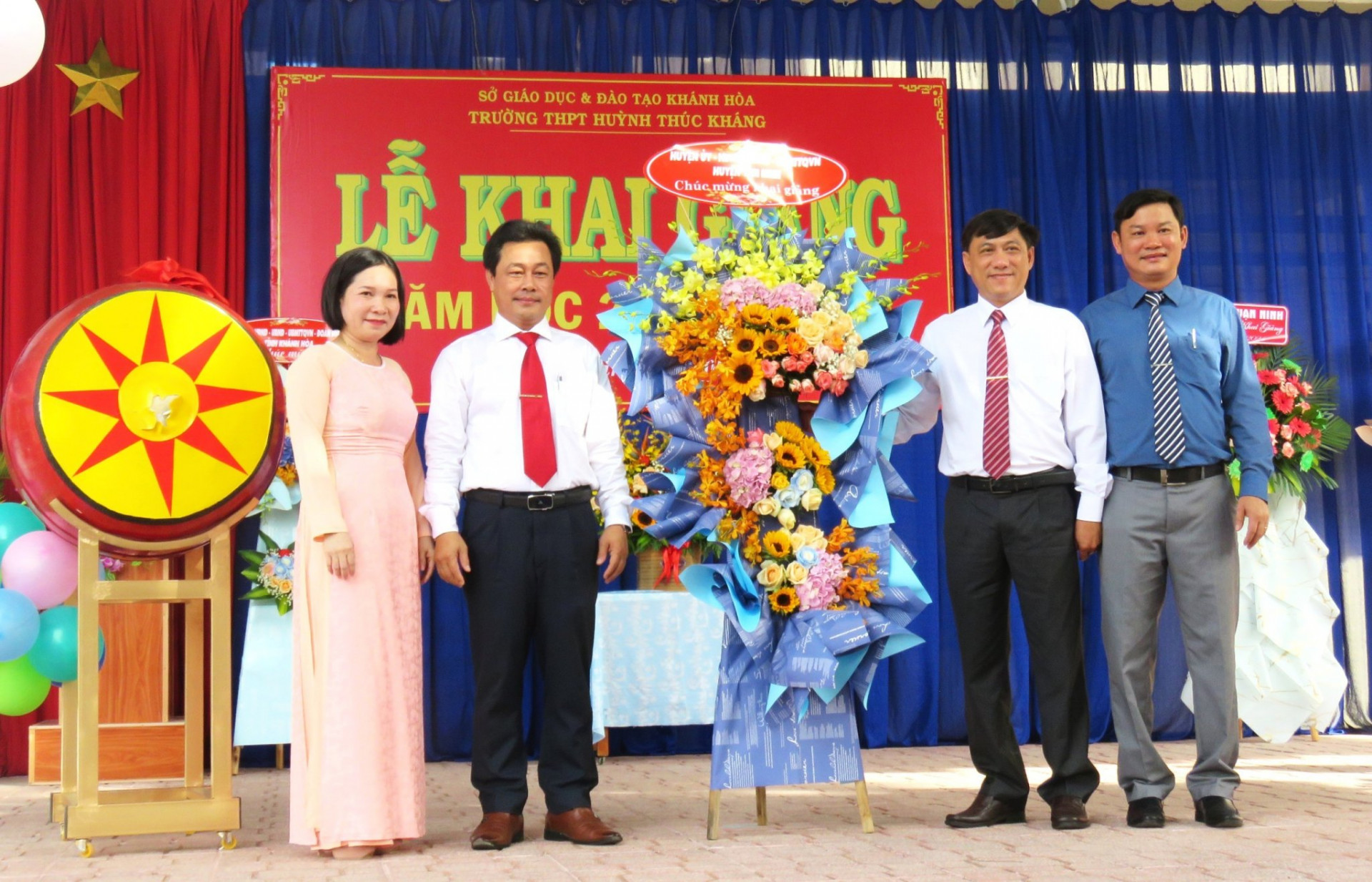 Lãnh đạo UBND huyện Vạn Ninh tặng hoa chúc mừng năm học mới cho nhà trường.