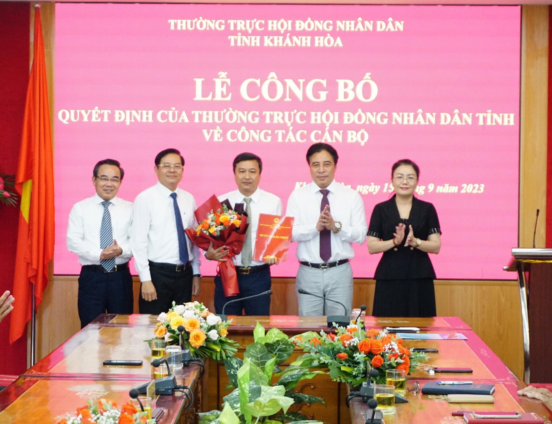 Các vị lãnh đạo tỉnh trao quyết định và tặng hoa chúc mừng ông Trần Nam Bình