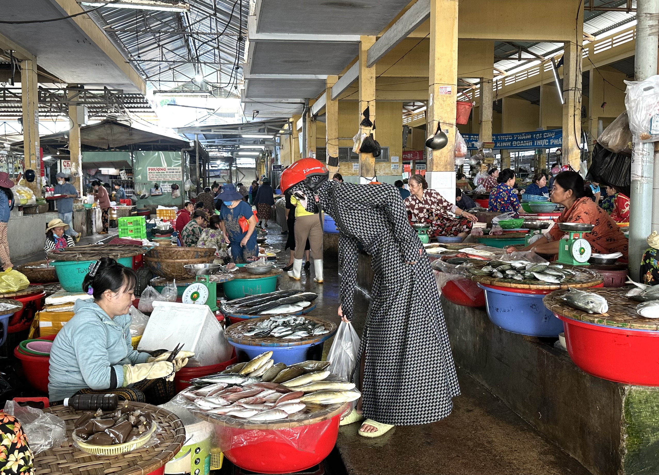 Các mặt hàng thuỷ sản tại chợ truyền thống  dồi dào