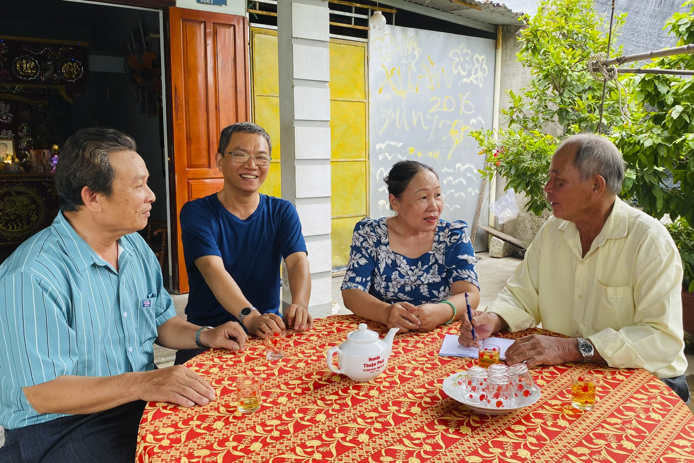 Đại diện Tổ tình thương thăm gia đình bà Võ Thị Kim Loan, thành viên trong tổ.
