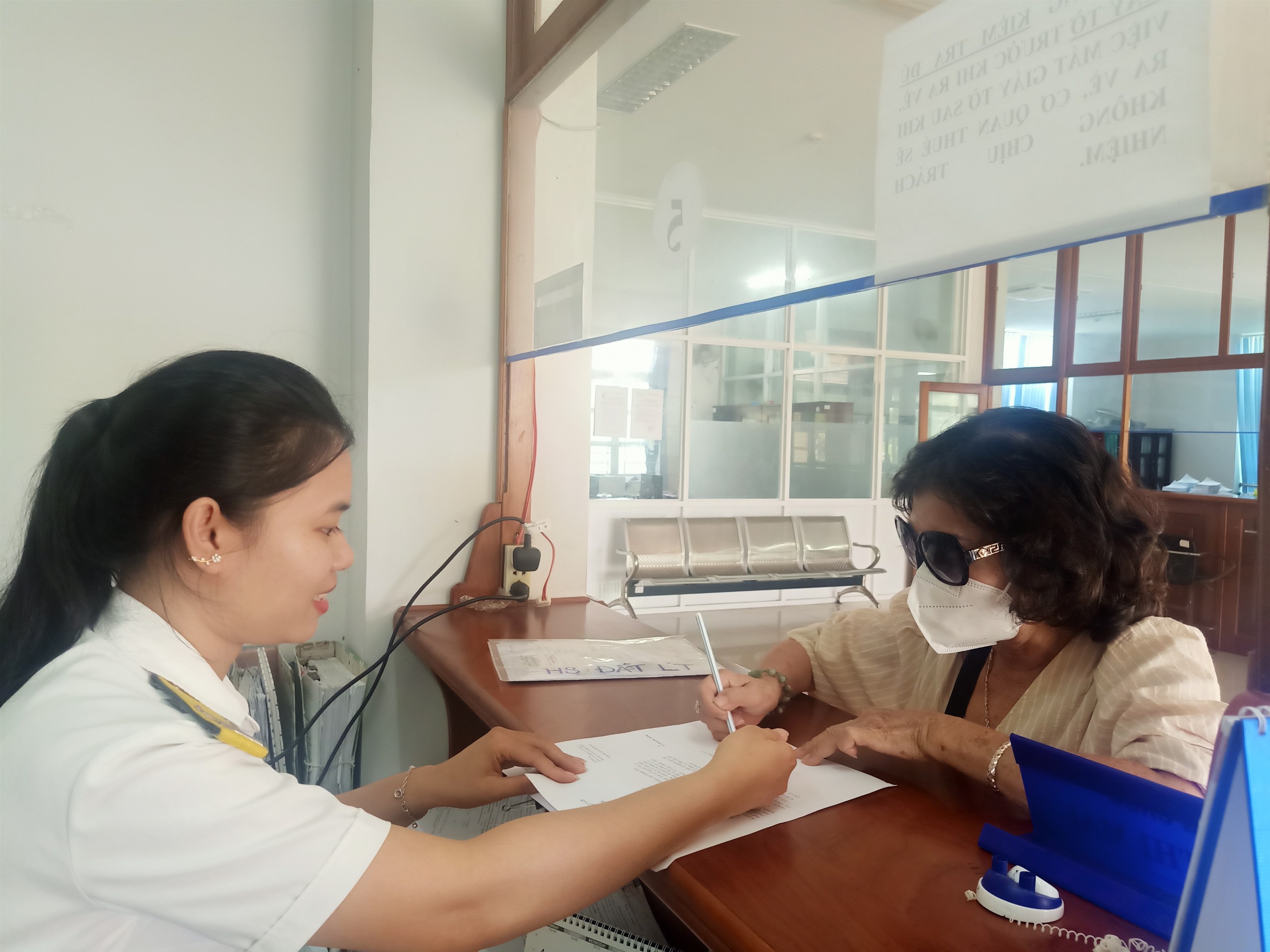 Cán bộ Chi cục Thuế khu vực Nam Khánh Hoà hướng dẫn thủ tục cho người dân