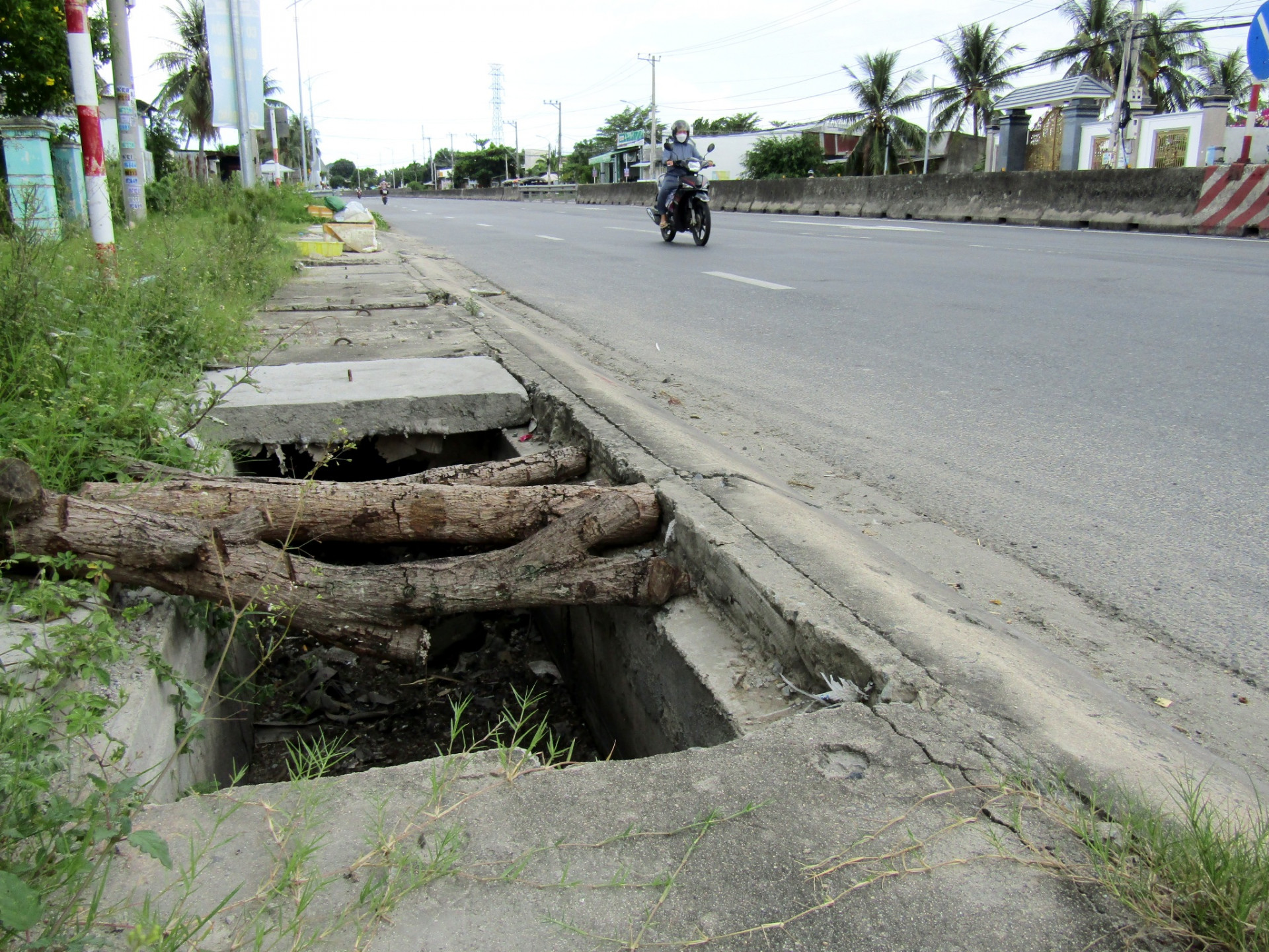 Một số nắp mương thoát nước không còn.