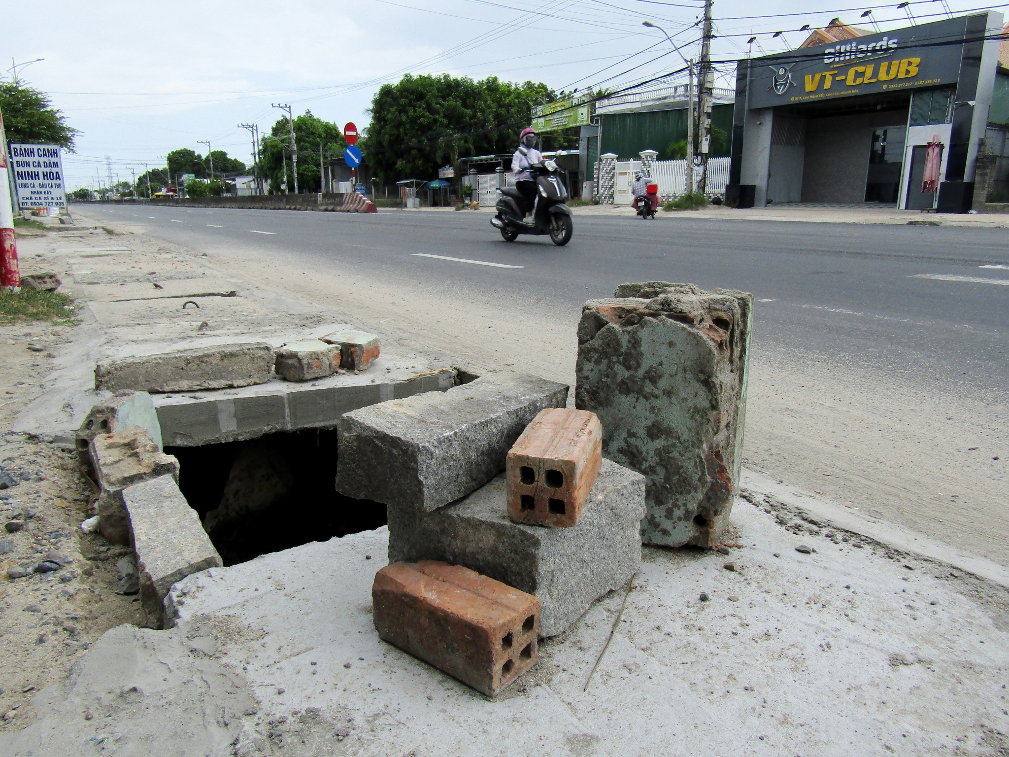 Một số nắp mương thoát nước bị sụp bể