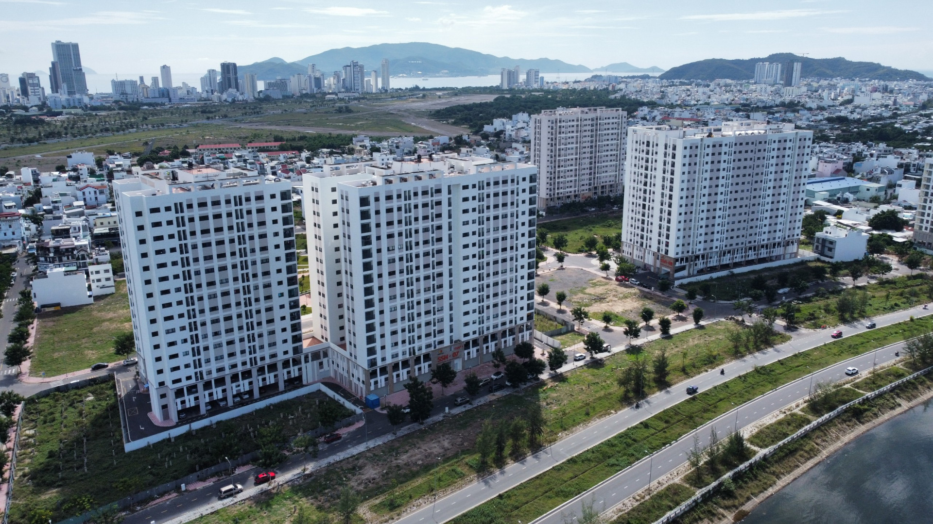 Mặc  dù  không  còn  vướng  về  nghĩa  vụ  tài  chín h  nhưng 3 khối  chung  cư  trong  Khu  đô  thị  mới  Lê  Hồng  Phong  I vẫn  chưa được cấp sổ đỏ cho từng căn hộ 