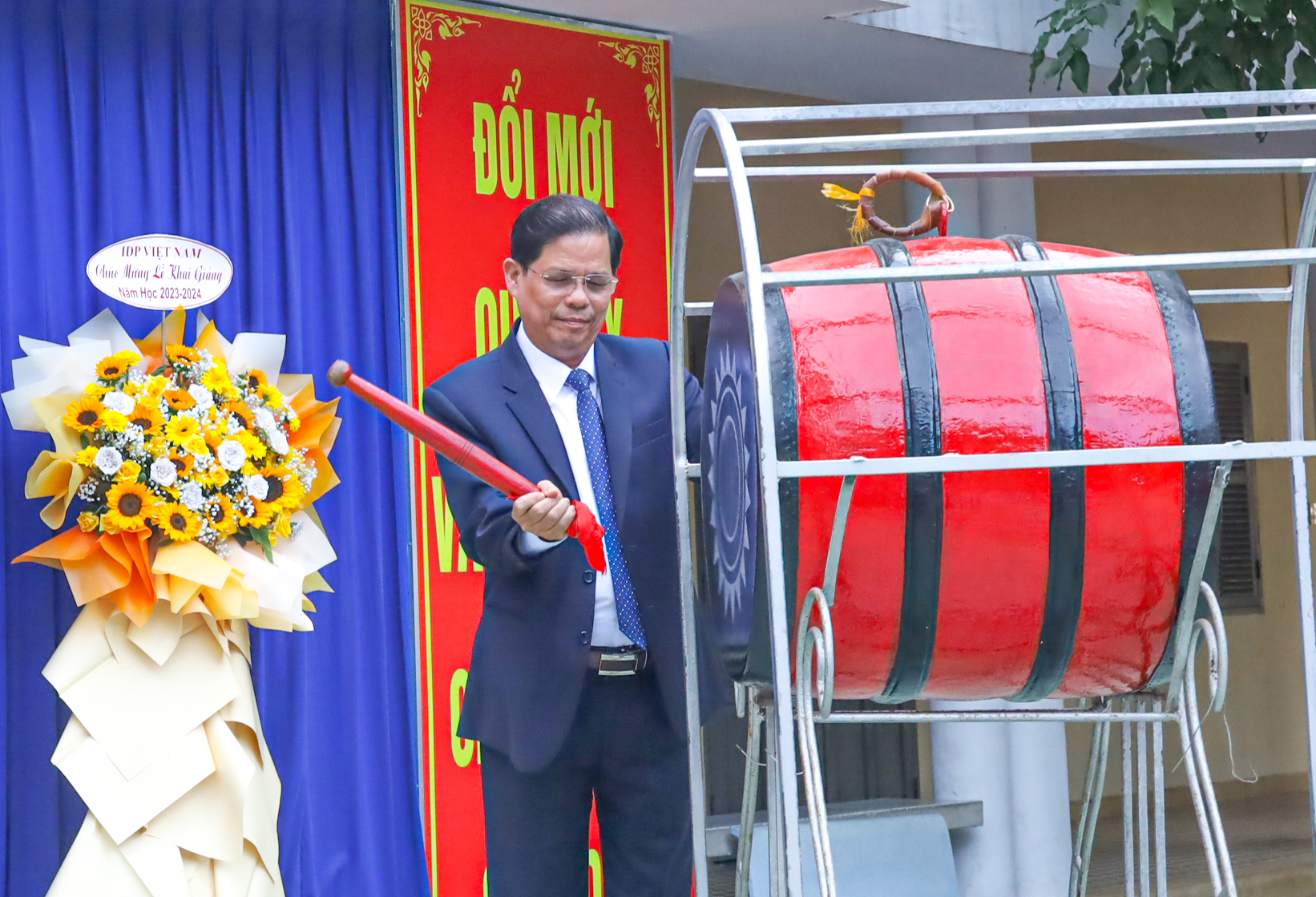 Ông Nguyễn Tấn Tuân đánh trống khai trường tại Trường THPT Lý Tự Trọng