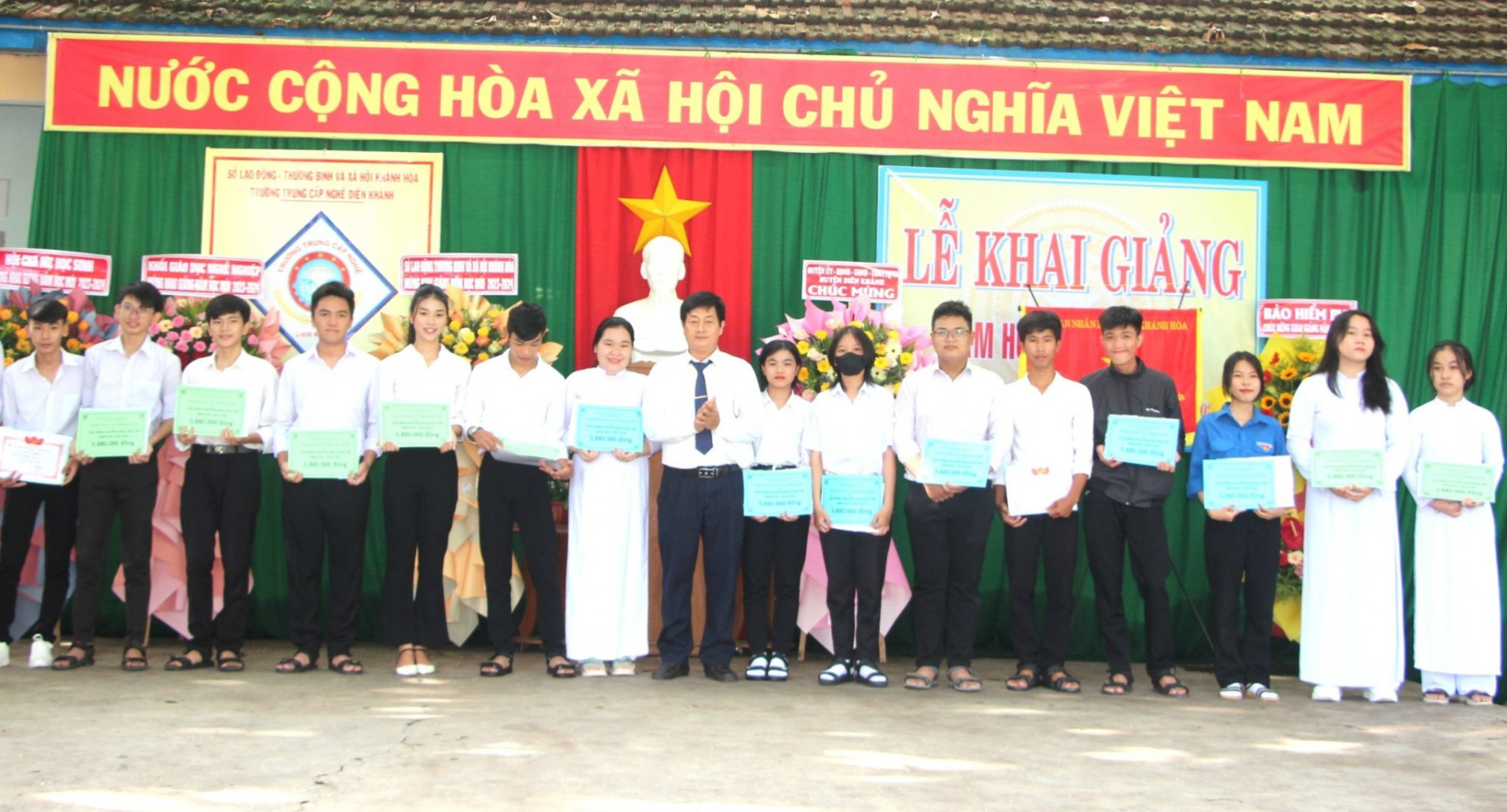 Lãnh đạo Trường Trung cấp Nghề Diên Khánh khen thưởng cho những học sinh đạt thành tích học tập tốt.