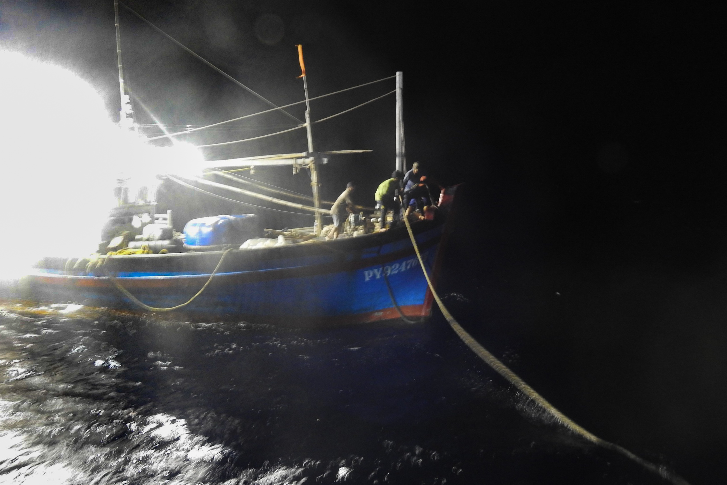 Tàu Hải quân 408 hỗ trợ lai kéo tàu cá gặp sự cố trên biển Trường Sa