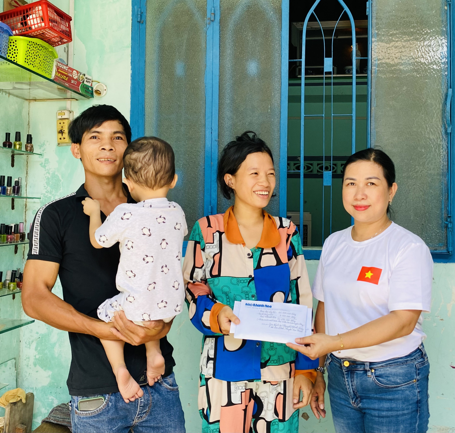 Đại diện Báo Khánh Hòa trao tiền ủng hộ của bạn đọc cho gia đình cháu Nguyễn Minh Quân