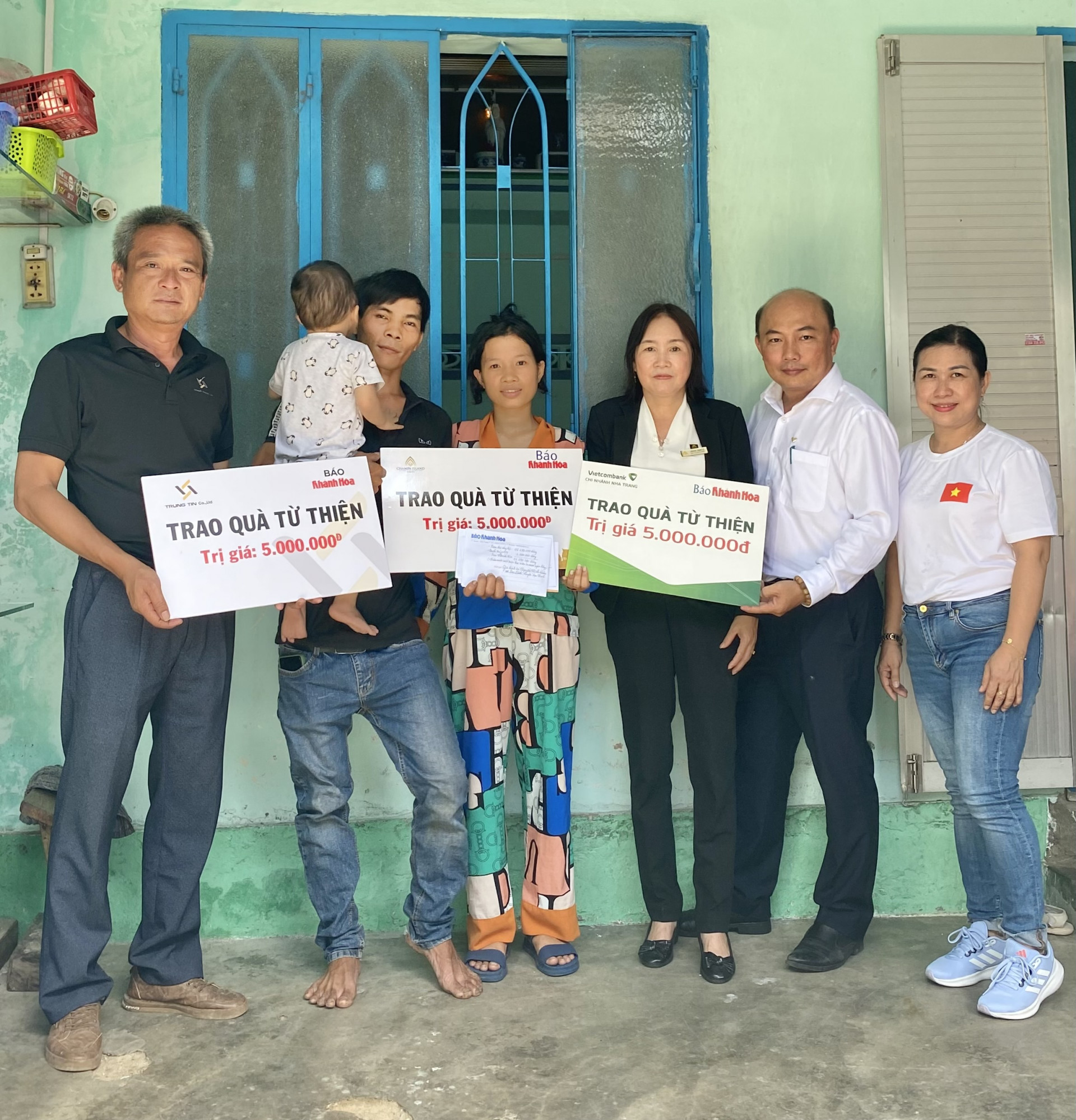 Đại diện các đơn vị trao tiền ủng hộ cho gia đình cháu Nguyễn Minh Quân