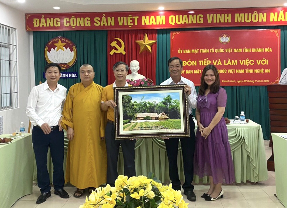 Đại diện đoàn công tác trao quà lưu niệm cho Mặt trân tỉnh Khánh Hoà