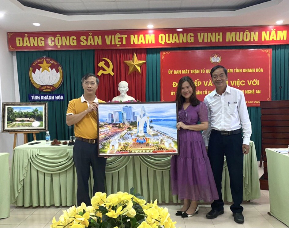 Đại diện lãnh đạo UBMTTQ Việt Nam tỉnh Khánh Hoà (bìa phải) trao quà lưu niệm cho đoàn công tác