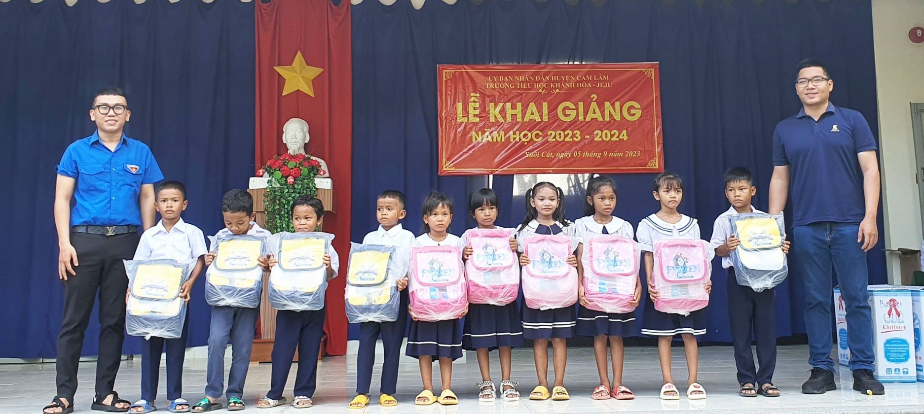 Đại diện Nhà máy thuốc lá Khatoco trao cặp cho học sinh lớp 1 có hoàn cảnh khó khăn của Trường Tiểu học Khánh Hòa - Jeju