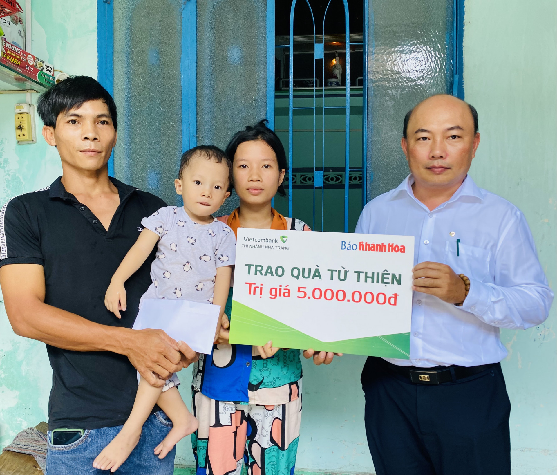 Đại diện Vietcombank Nha Trang trao tiền ủng hộ cho gia đình cháu Nguyễn Minh Quân