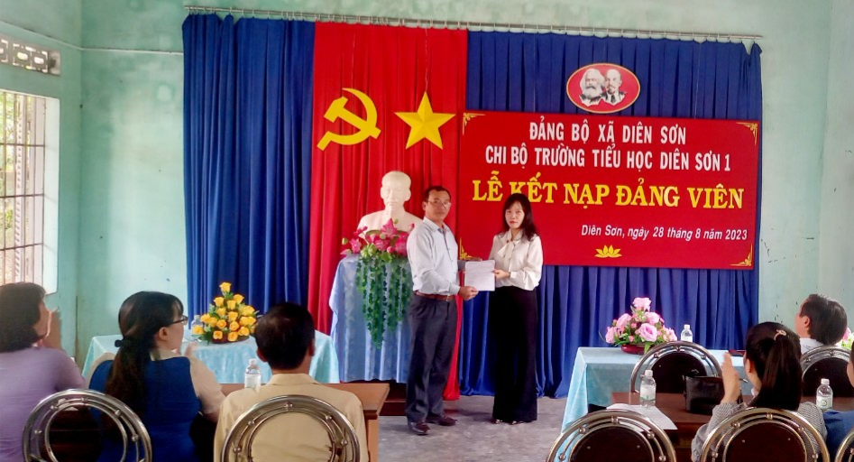 Lễ kết nạp đảng viên tại Chi bộ Trường Tiểu học Diên Sơn 1, Đảng bộ xã Diên Sơn.