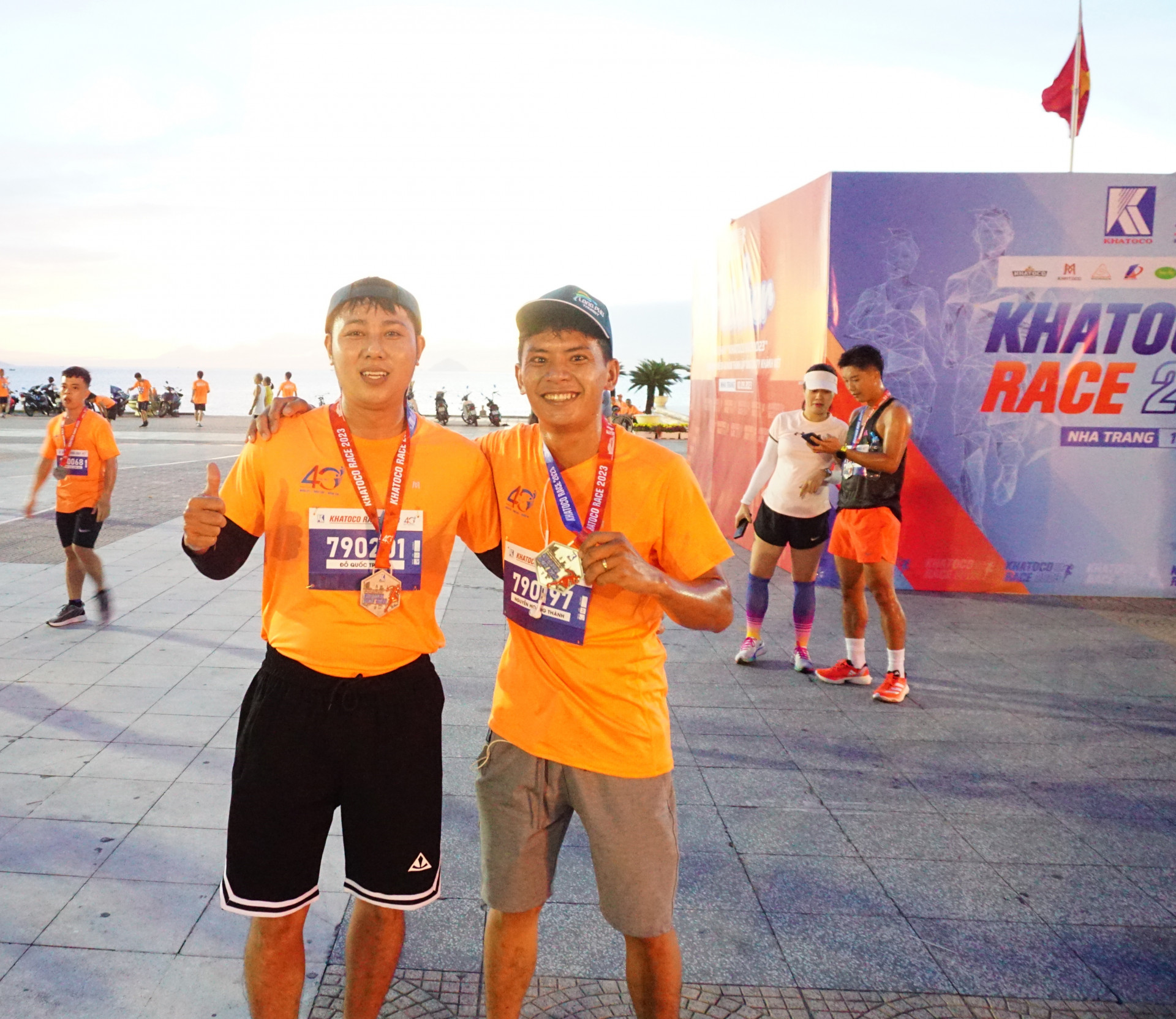 Niềm vui của các vận động viên nhận được huy chương hoàn thành đường chạy 4km