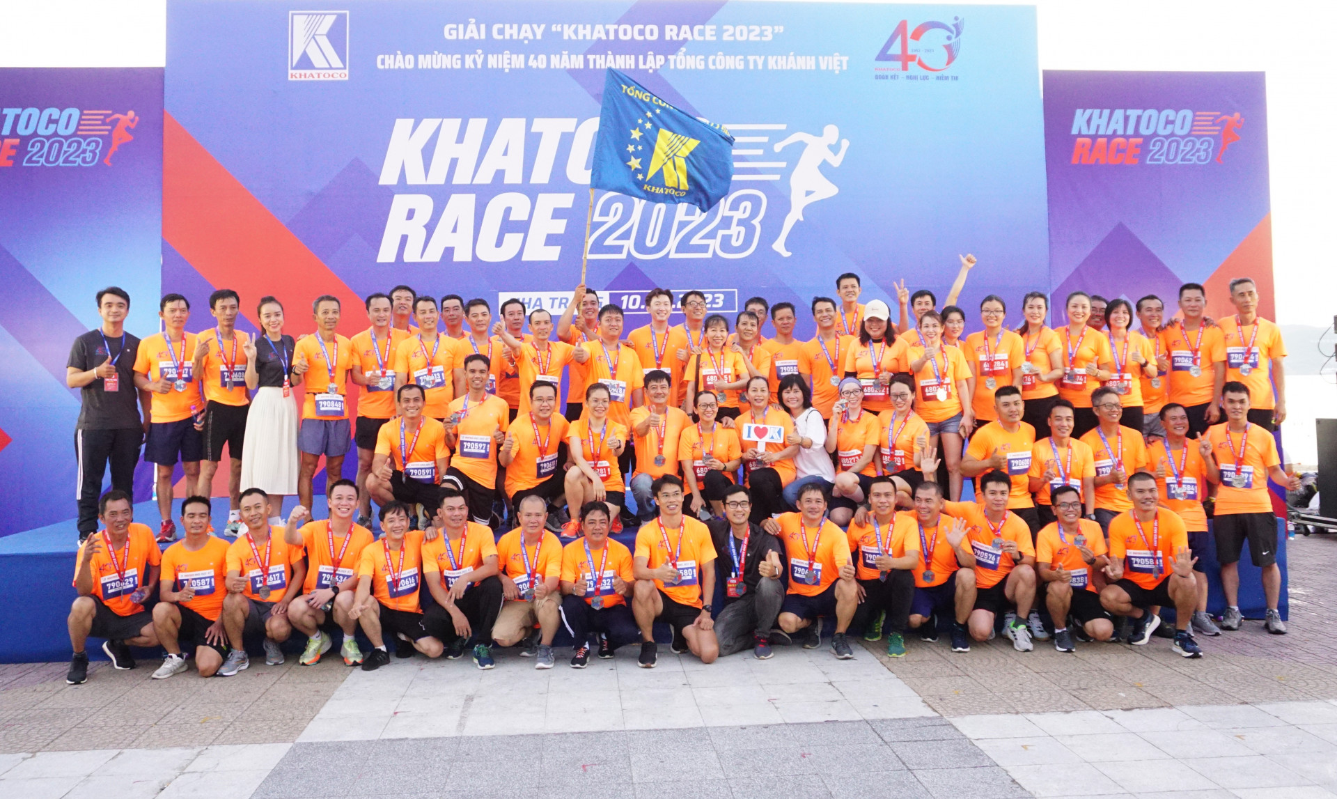 Các vận động viên chụp hình lưu niệm khi tham dự Giải chạy Khatoco Race 2023