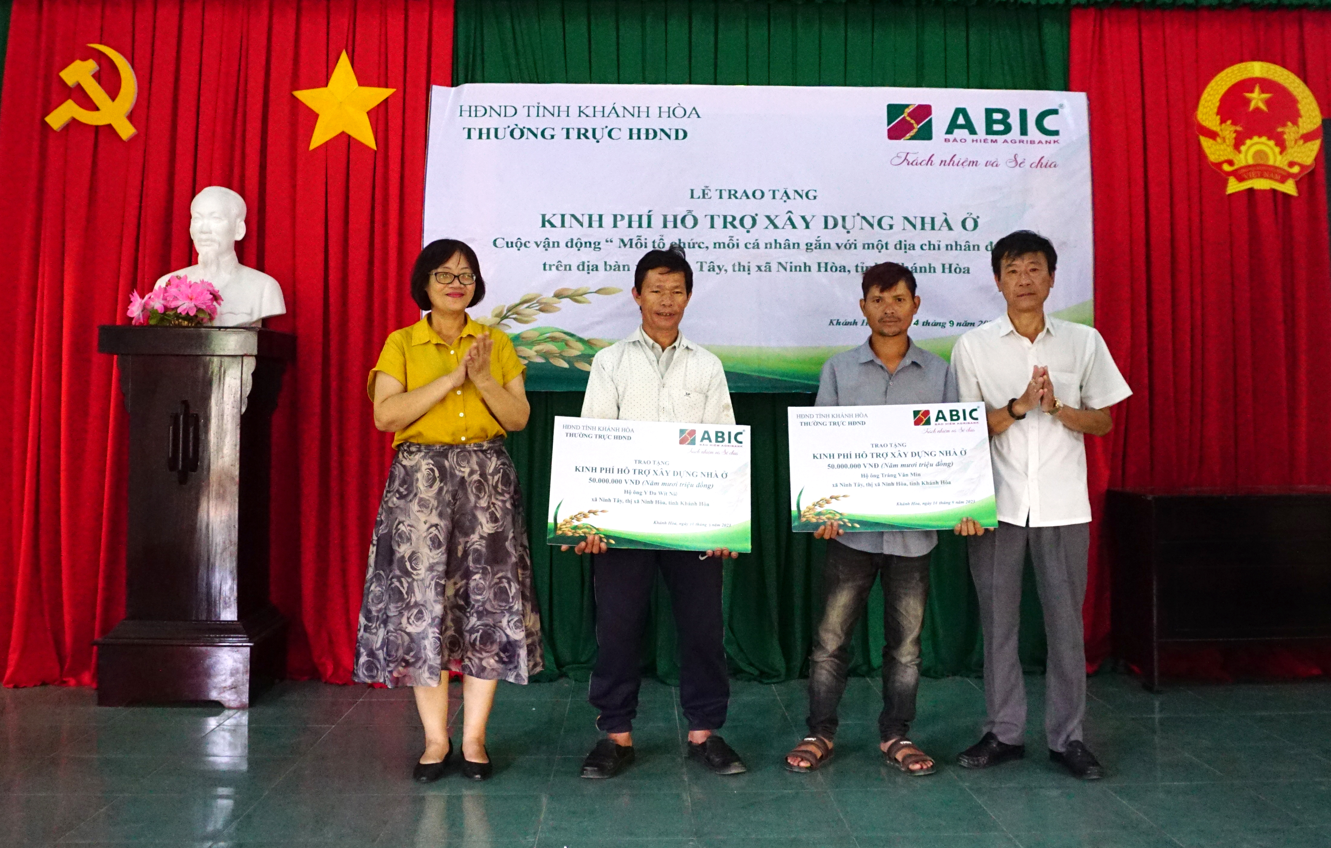 Trao 100 triệu đồng hỗ trợ xây nhà cho 2 hộ nghèo xã Ninh Tây