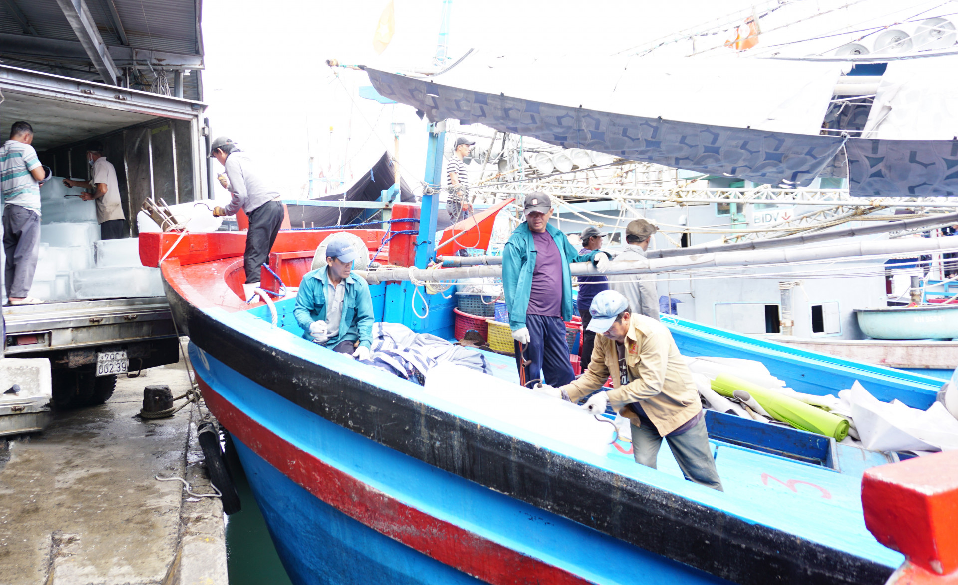 Ngư dân cập cảng Hòn Rớ tiếp đá lạnh, nhiên liệu, nhu yếu phẩm để chuẩn bị cho chuyến vươn khơi khai thác hải sản