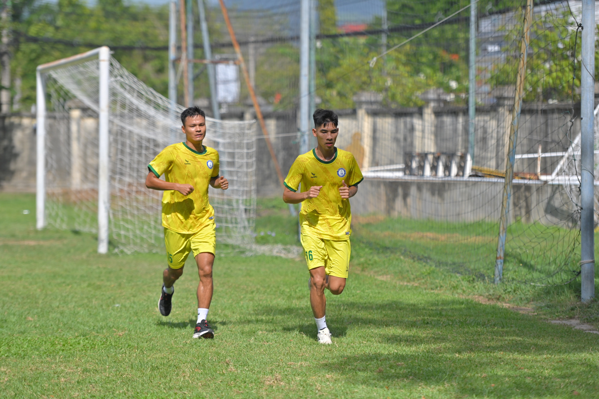 Các cầu thủ Khánh Hòa FC tập luyện trên sân câu lạc bộ tại phường Vĩnh Hòa.