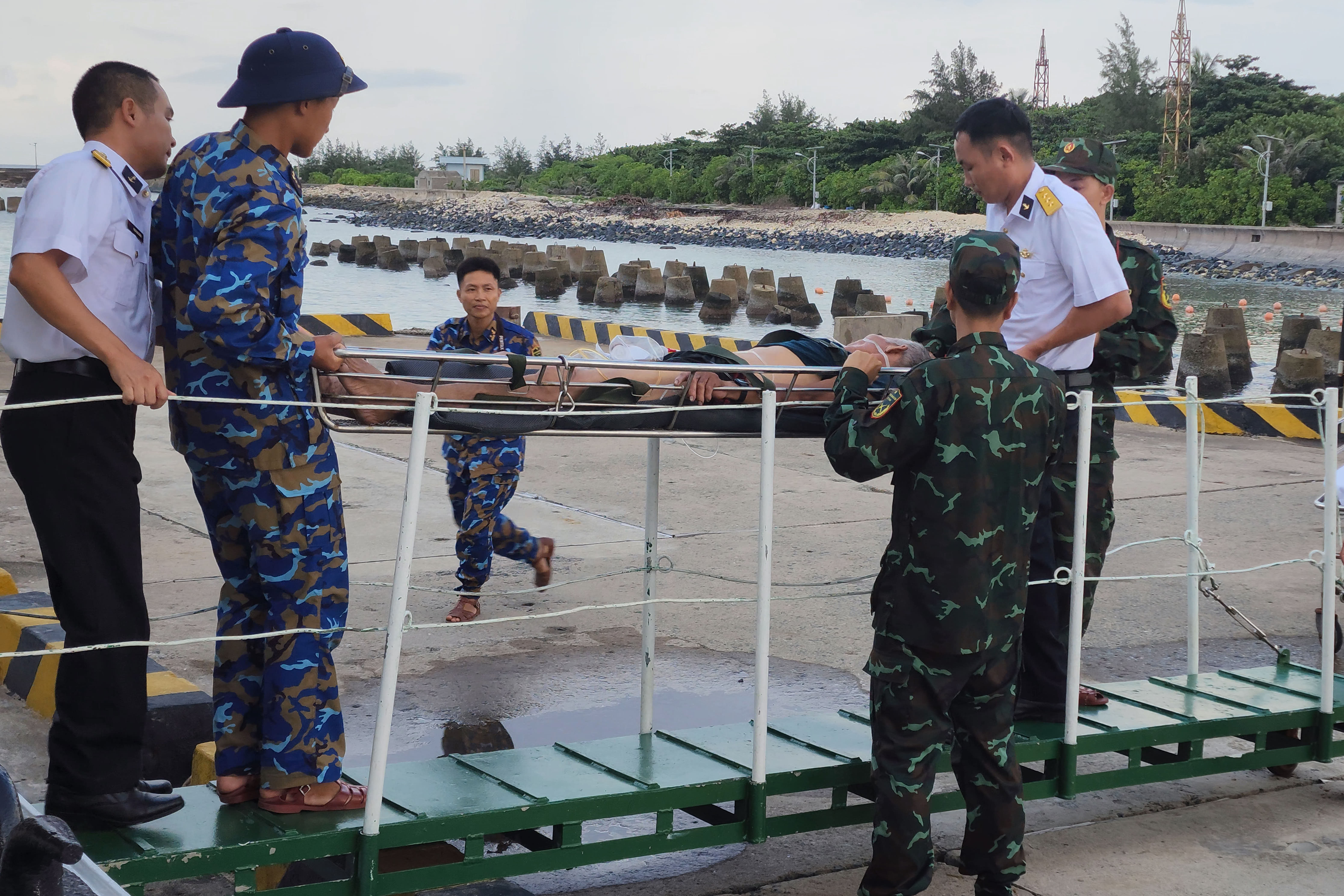 Tàu 466, Vùng 4 Hải quân đưa ngư dân từ đảo Phan Vinh về đảo Trường Sa điều trị