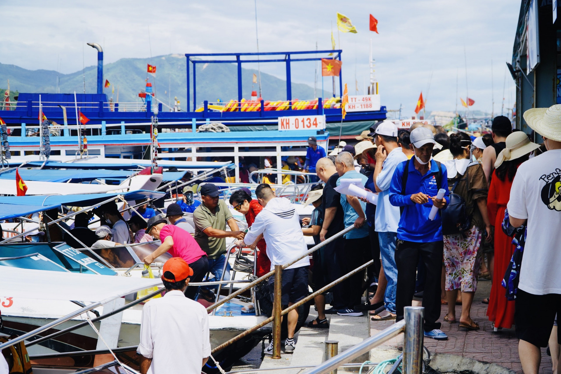 Khách du lịch lên tàu đi tour tham quan vịnh Nha Trang