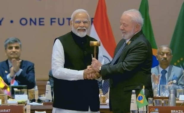 Thủ tướng Ấn Độ Narendra Modi trao búa Chủ tịch G20 cho Tổng thống Brazil Luiz Inacio Lula da Silva. (Nguồn: PTI)

