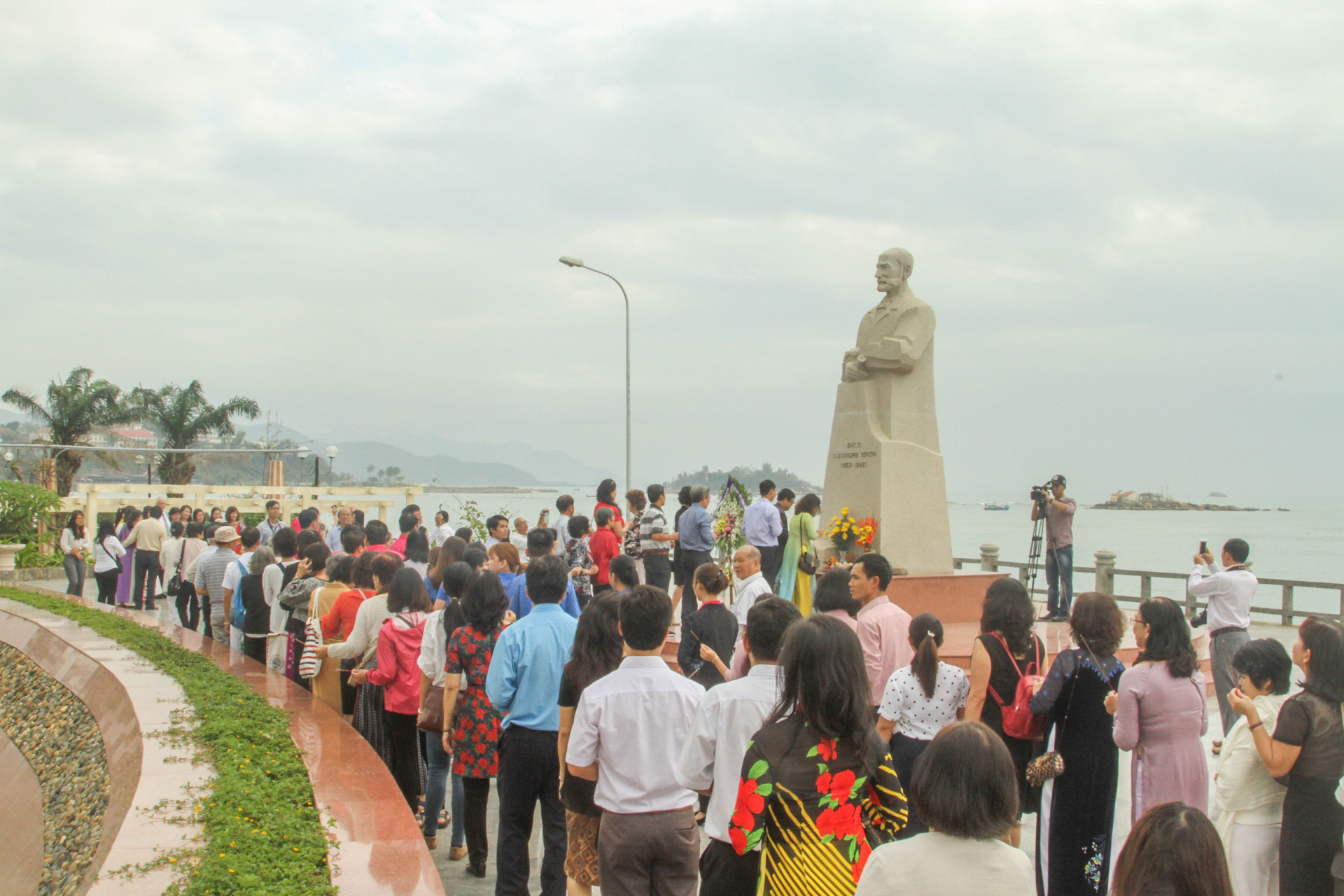 Đông đảo nhân dân đến dâng hương, dâng hoa tại Tượng đài bác sĩ A.Yersin ở bên bờ biển Nha Trang.