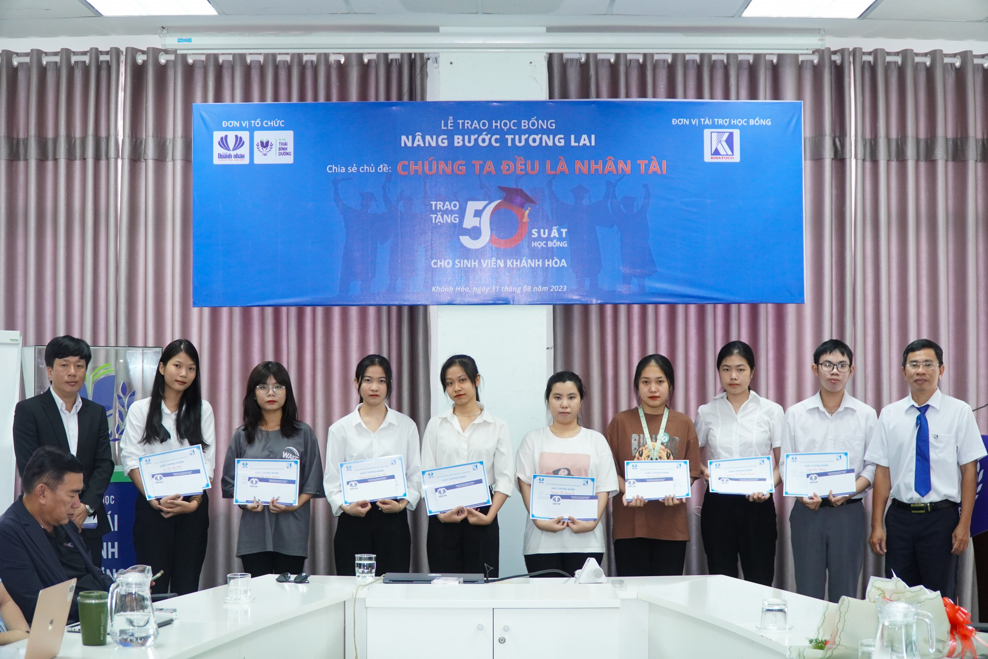 Ông Nguyễn Duy Vũ - Chủ tịch Công đoàn Tổng công ty Khánh Việt (ngoài cùng bên phải) trao học bổng Nâng bước tương lai cho các em sinh viên Khánh Hòa
