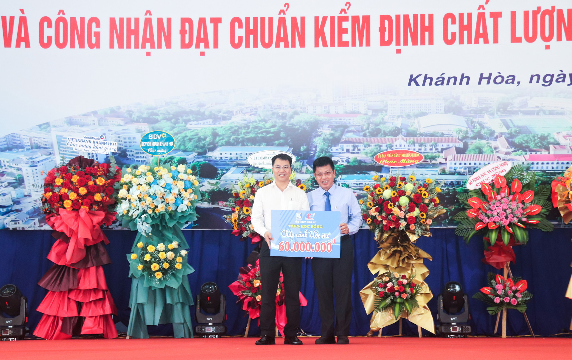 Ông Nguyễn Thành Tuyến - Phó Chủ tịch Công đoàn Tổng công ty Khánh Việt trao 20 suất học bổng “Chắp cánh ước mơ” cho trường Đại học Nha Trang