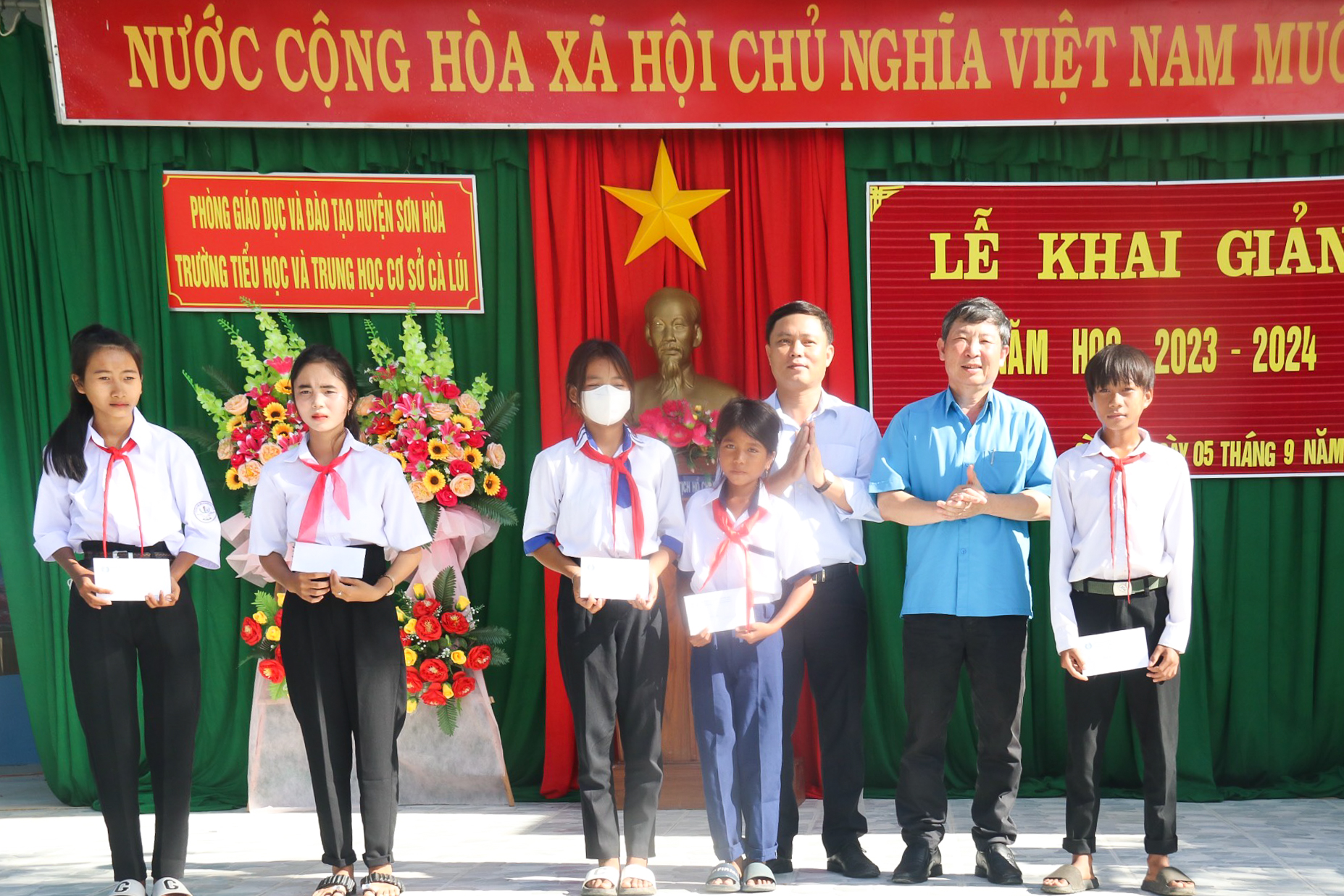 Trao học bổng cho các em học sinh trường TH&THCS Cà Lúi