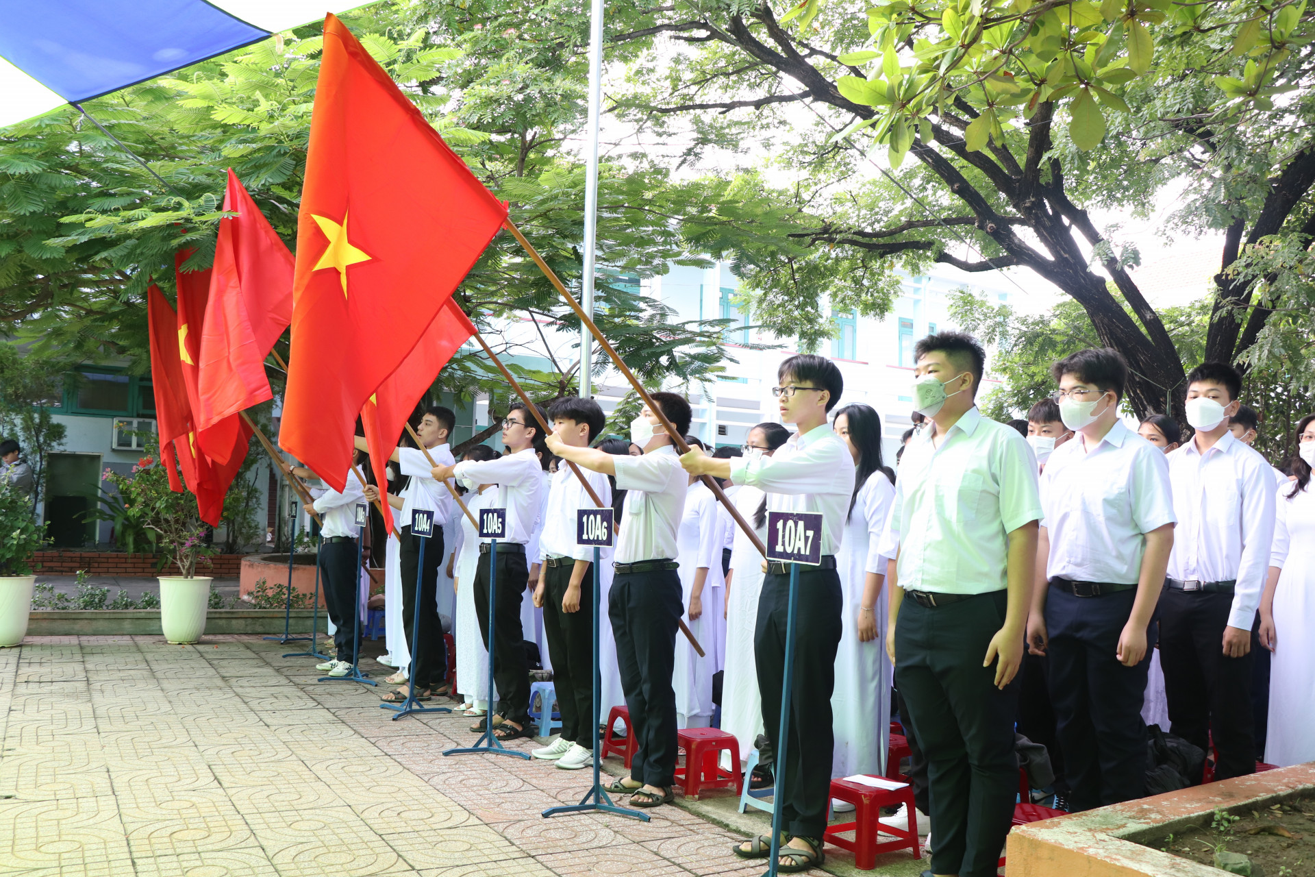Học sinh Trường THPT Hoàng Hoa Thám chào cờ trong lễ khai giảng.