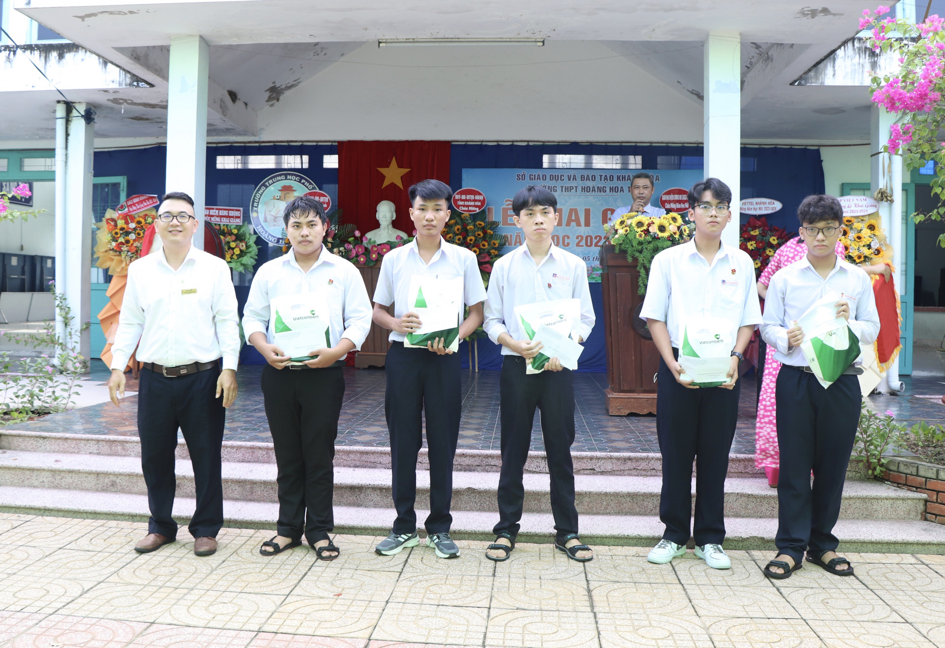 Học sinh nhận học bổng của Vietcombank chi nhánh Nha Trang.