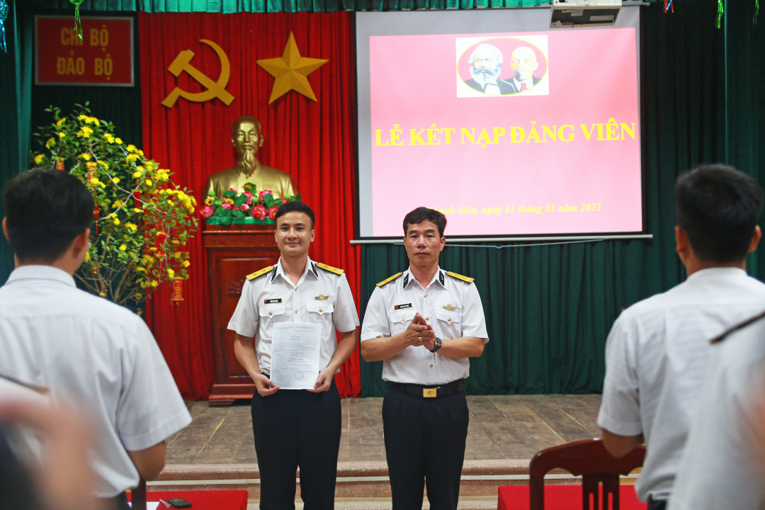 Trung úy Trần Bá Long được Chi bộ Đảo bộ (thuộc Đảng bộ đảo Sinh Tồn) nhận quyết định kết nạp Đảng.