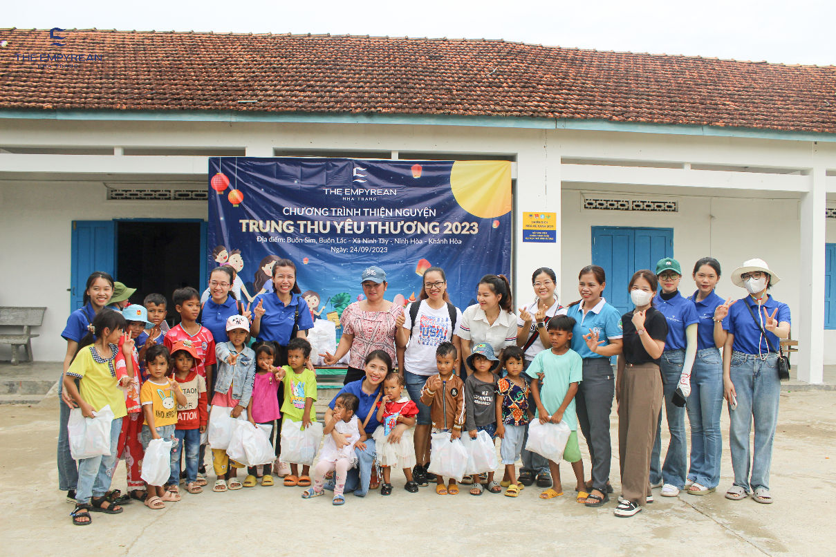 Khách sạn The Empyrean Nha Trang tặng 450 phần quà Trung thu cho trẻ em vùng sâu, vùng xa