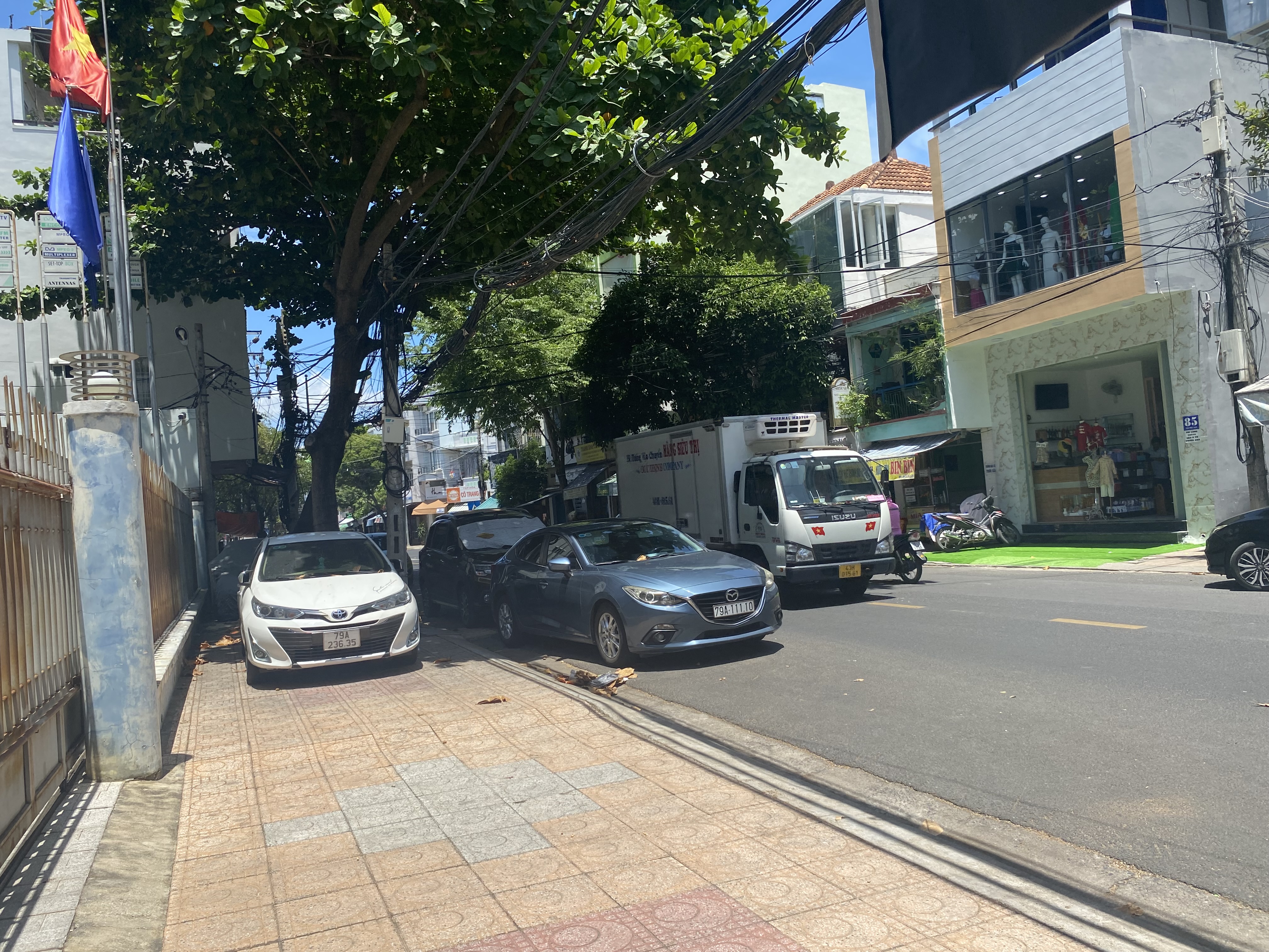 Tình trạng xe ô tô dừng, đỗ sai quy định: Cơ quan chức năng sẽ tăng cường xử lý