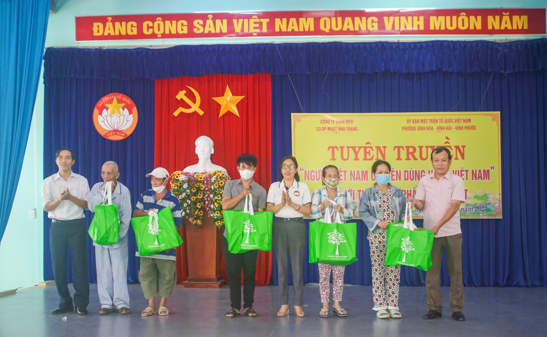 Các hộ nghèo được nhận quà.