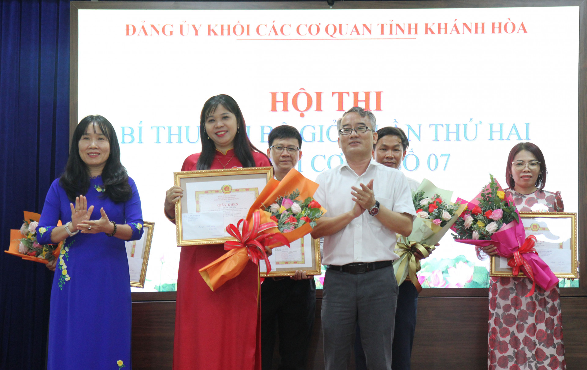 Bà Nguyễn Thị Bích Liên và lãnh đạo Sở Nội vụ trao giải Nhất cho thí sinh Lê Thị Như Điệp.