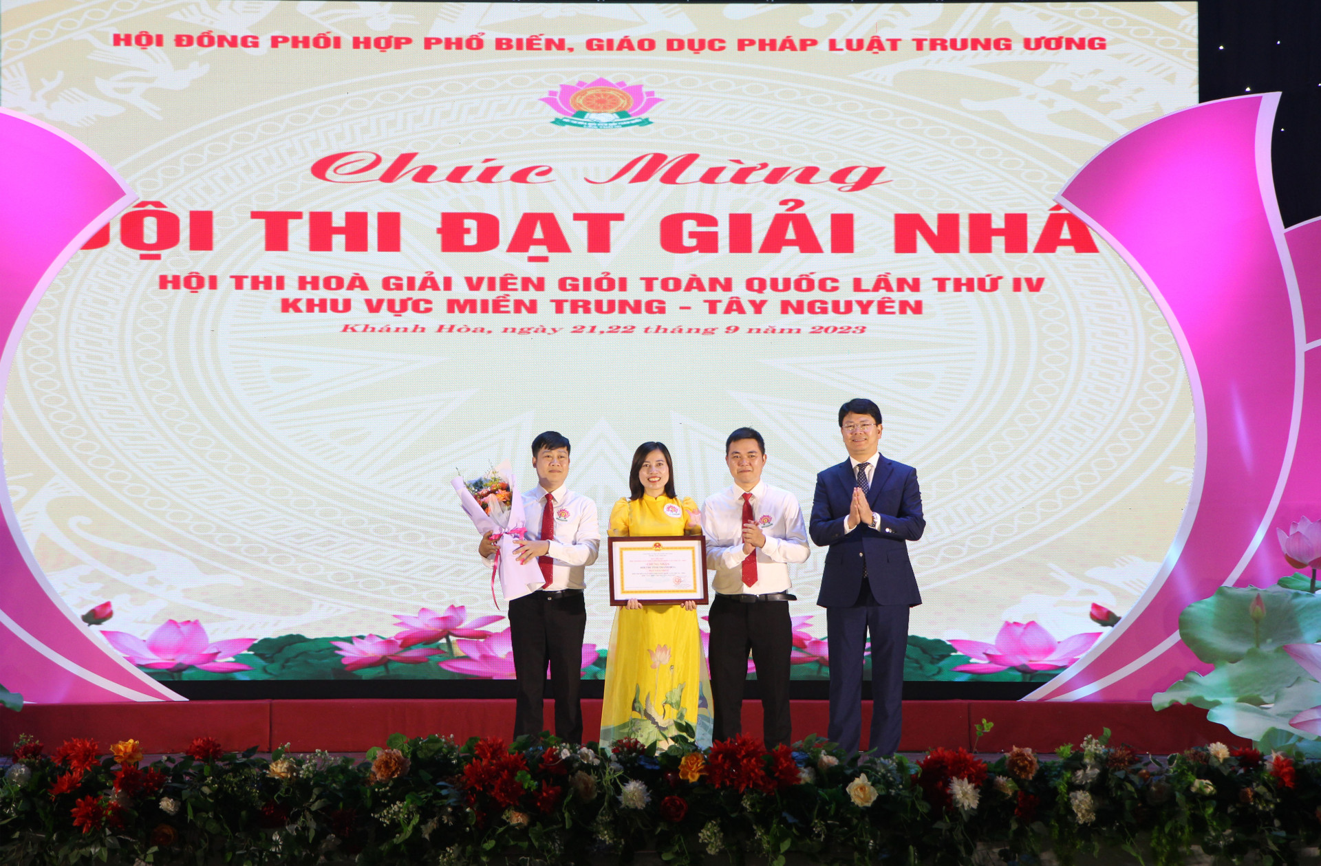 Thứ trưởng Nguyễn Thanh Tịnh trao giải Nhất cho đội Thanh Hóa.