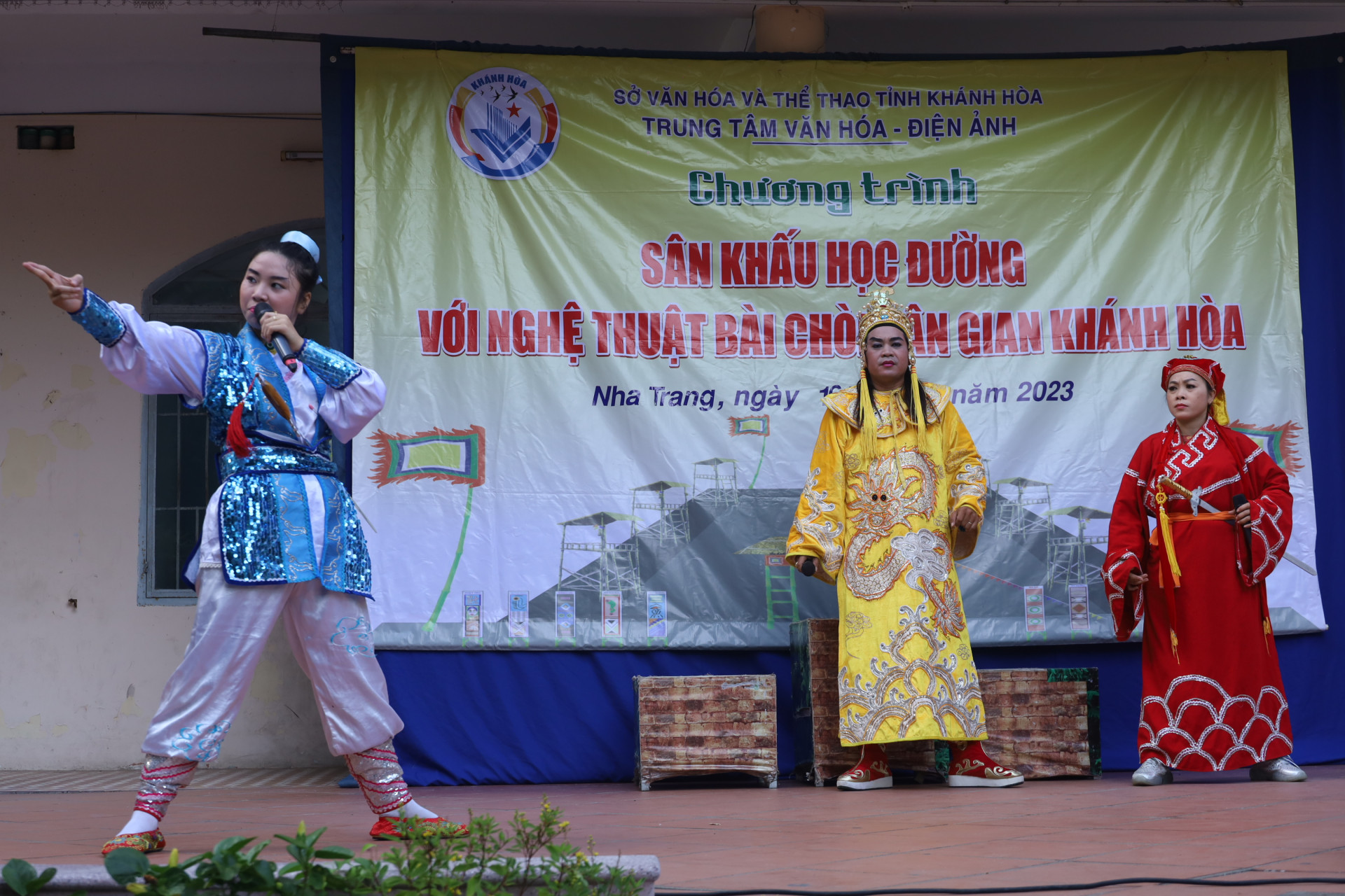 Các nghệ nhân Câu lạc bộ Bài chòi cổ dân gian biểu diễn trích đoạn Thiếu niên anh hùng tại Trường THPT Nguyễn Thiện Thuật.
