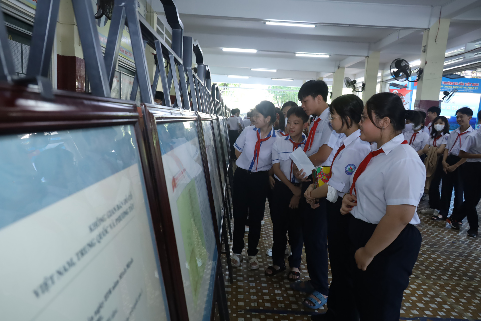 Học sinh Trường THCS Võ Văn Ký xem các tư liệu về hai quần đảo Hoàng Sa, Trường Sa được trưng bày trực tiếp trong khuôn viên trường.   