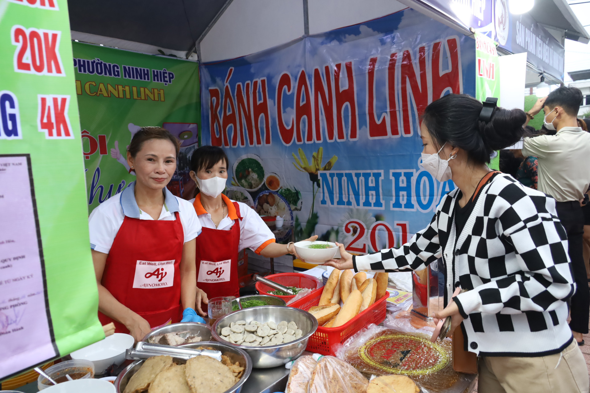 Món bánh canh chả cá Ninh Hòa nhận được sự ưa thích của thực khách gần xa.