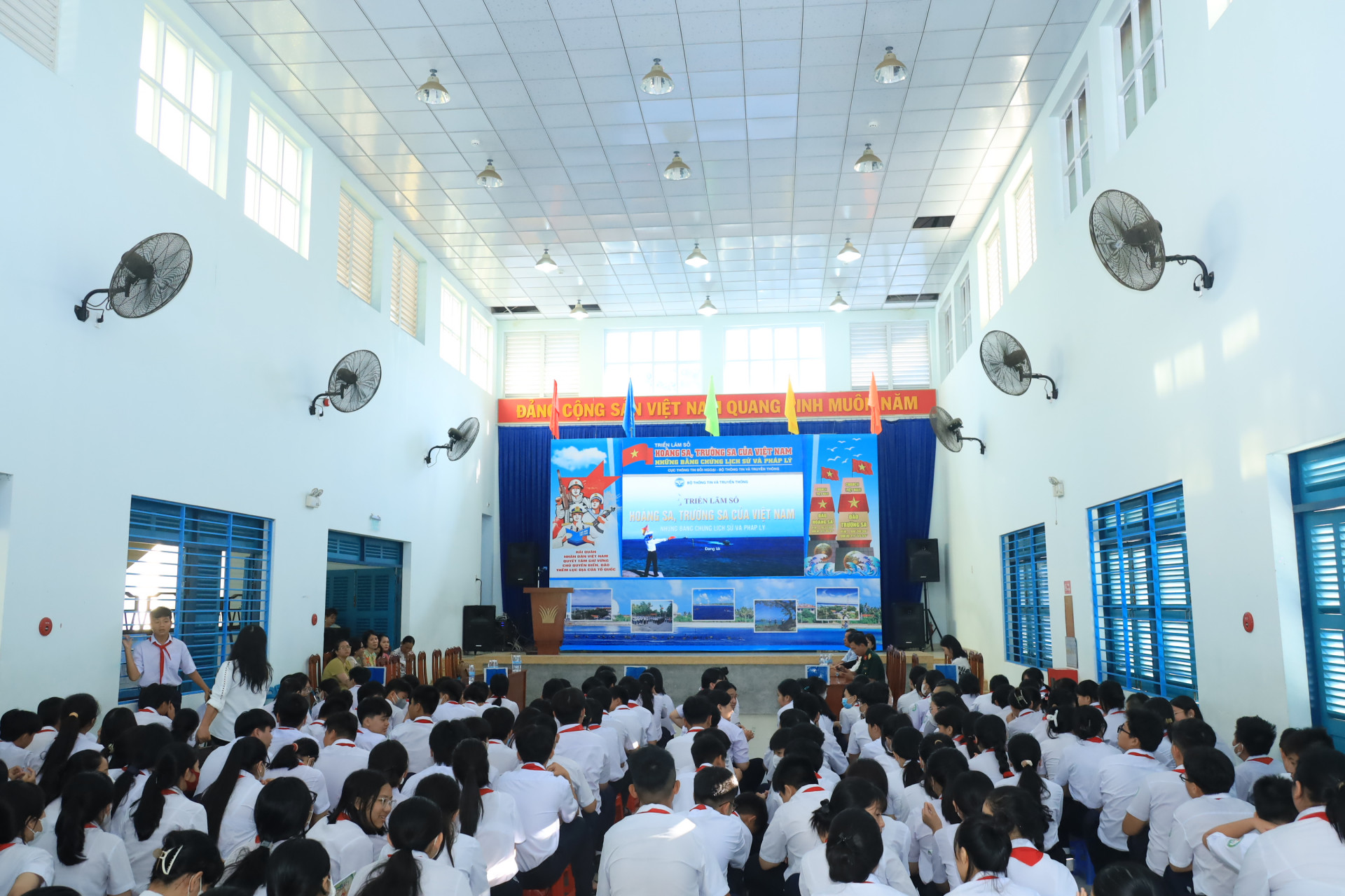 Học sinh Trường THCS Phan Sào Nam tham gia buổi khai mạc triển lãm số “Hoàng Sa, Trường Sa của Việt Nam - Những bằng chứng lịch sử và pháp lý”.